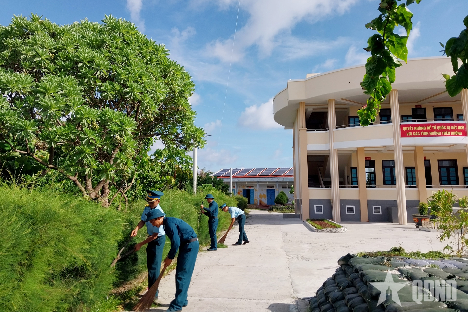 Gieo màu xanh Trường Sa